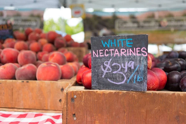 Puesto de nectarinas blancas en el mercado de agricultores — Foto de Stock