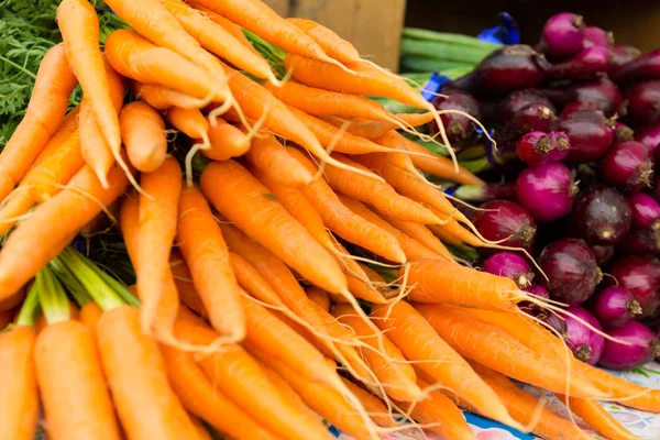 Zanahorias frescas de naranja en exhibición en el mercado de agricultores . — Foto de Stock