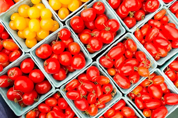 Organic red cherry tomatoes at a Farmer's Market — Stock Photo, Image
