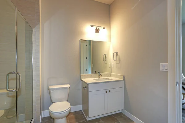 Contemporary white and beige bathroom — Stock Photo, Image