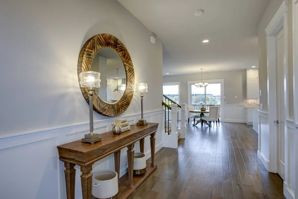 Skvělé foyer nabízí dřevěný odkládací stolek — Stock fotografie