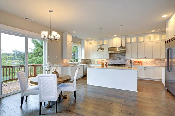 Luxury white kitchen with large kitchen island. — Stock Photo, Image