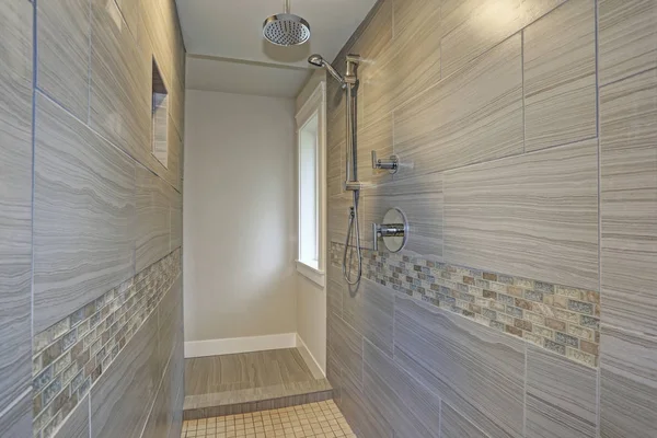 Incredibile contemporaneo master bagno interno — Foto Stock