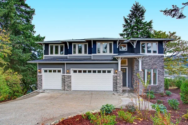 Luxury new construction home with stone veneer siding. — Stock Photo, Image