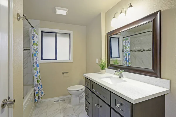 Interior del baño limpio brillante con gabinete de vanidad espresso — Foto de Stock