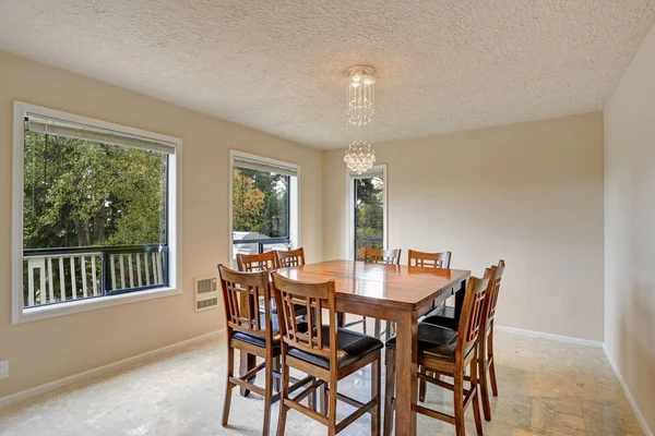 Comedor lleno de luz beige con mesa de comedor de madera — Foto de Stock