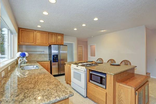 Remodeled natural light Kitchen With wooden Kitchen Cabinets — Stock Photo, Image