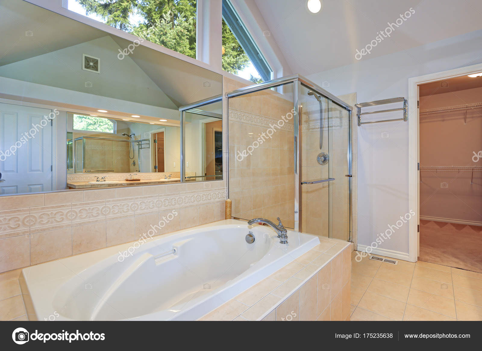 Licht en luchtig master badkamer interieur — Stockfoto © alabn ... Licht en luchtig master badkamer interieur — Stockfoto © alabn ...
