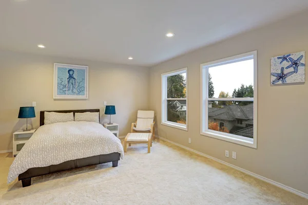 Cama de cuero negro para dormitorio con color interior de pared crema — Foto de Stock