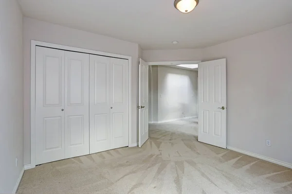Interior de la habitación vacía con suelo de alfombra y paredes blancas — Foto de Stock