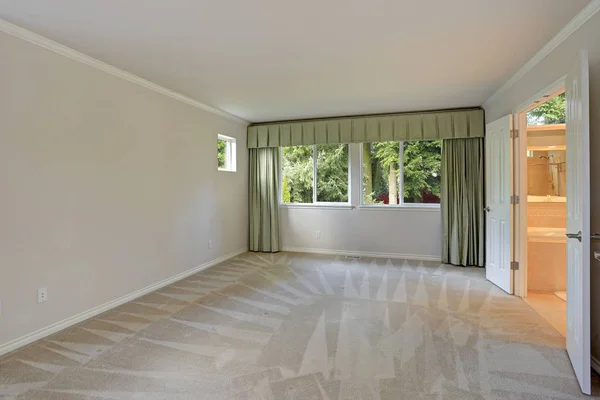 Habitación vacía con suelo de alfombra y paredes grises — Foto de Stock