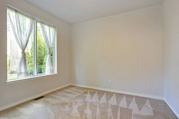 Habitación vacía con suelo de alfombra y paredes de crema — Foto de Stock
