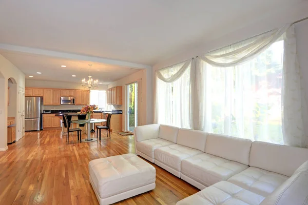 Sala de estar moderna soleada con seccional blanca — Foto de Stock