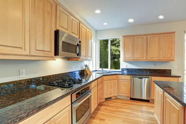 Cocina gourmet llena de sol con gabinetes de madera — Foto de Stock