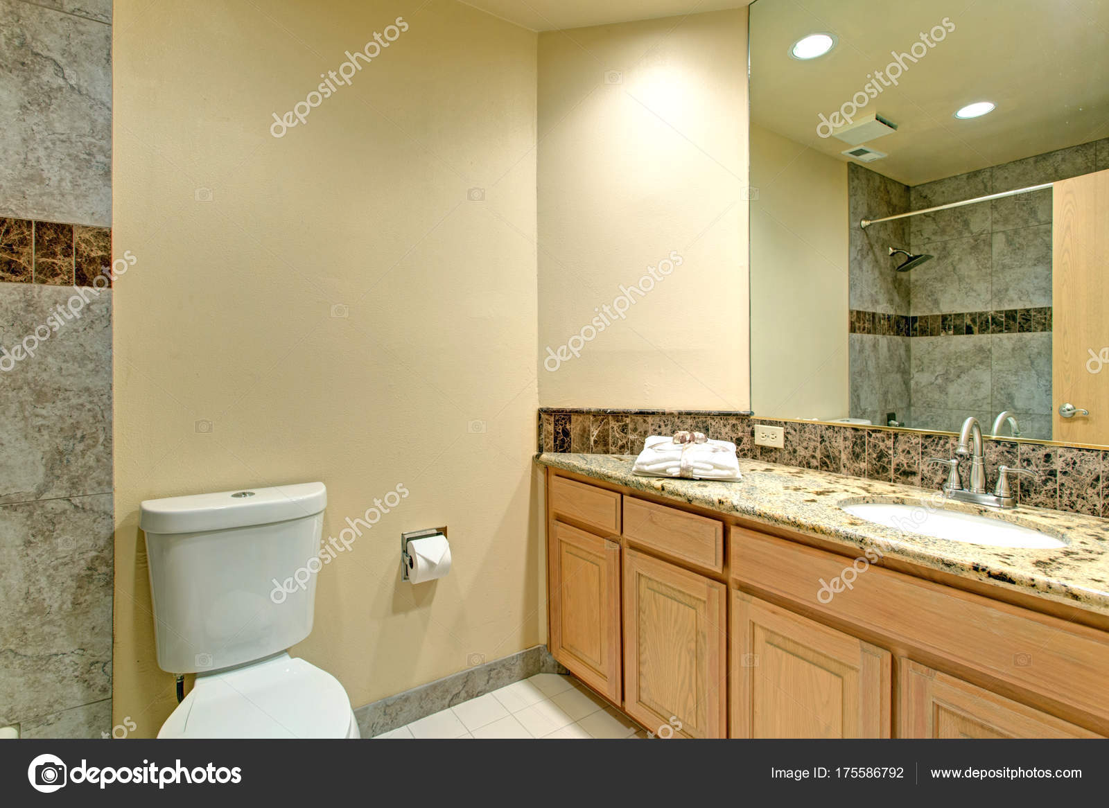Design neutro bagno in marmo verde con piastrelle — foto stock ... Piastrelle bagno verde