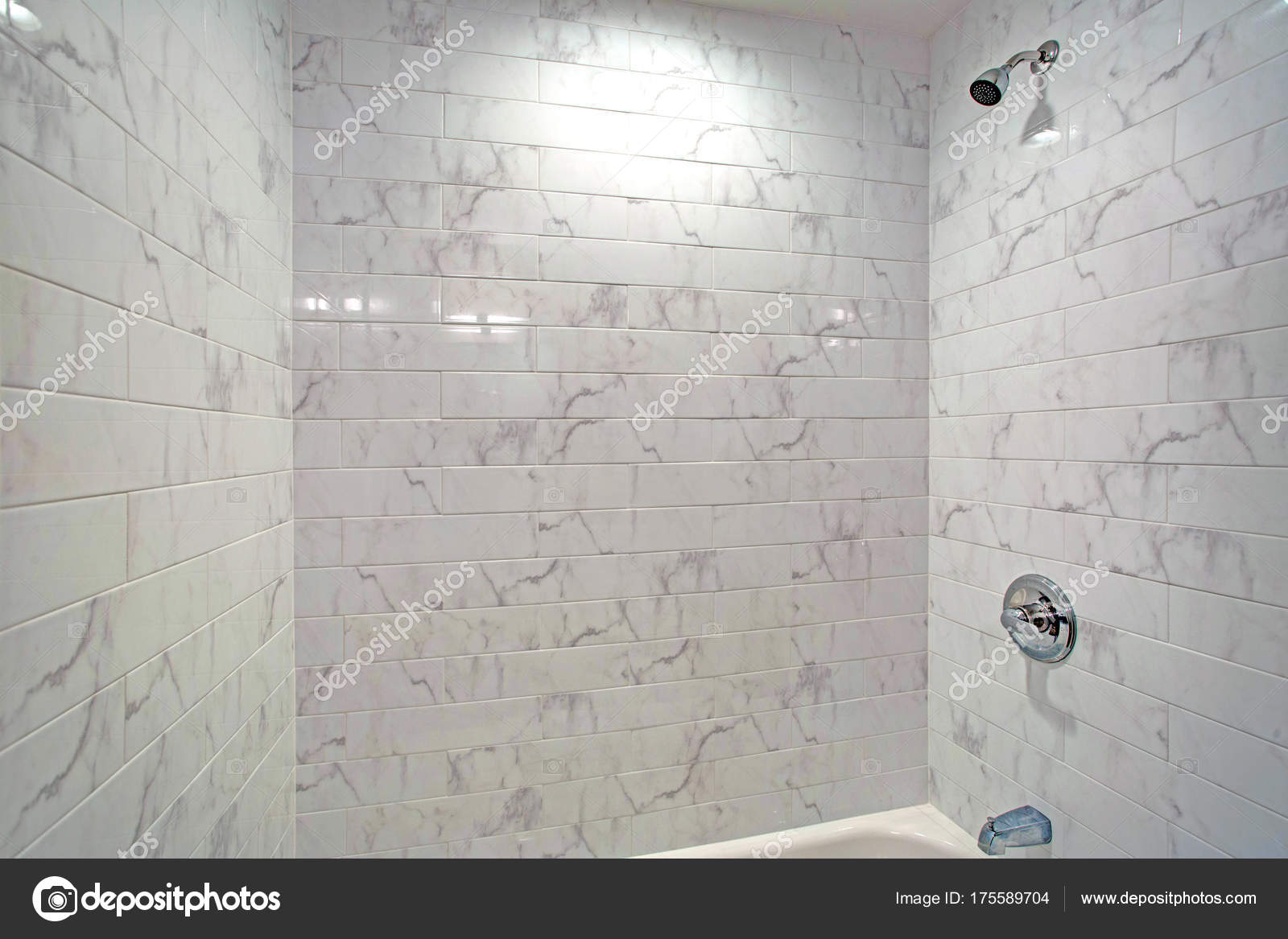Schönes Badezimmer verfügt über eine Drop-in-Wanne mit Dusche ... Schönes Badezimmer verfügt über eine Drop-in-Wanne mit Dusche ...