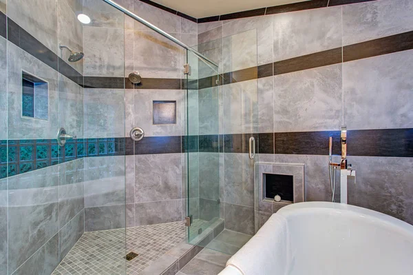 Impresionante cuarto de baño con bañera independiente . — Foto de Stock