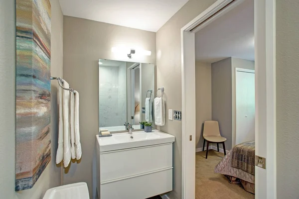 Baño en suite con tocador de baño y un aseo . — Foto de Stock