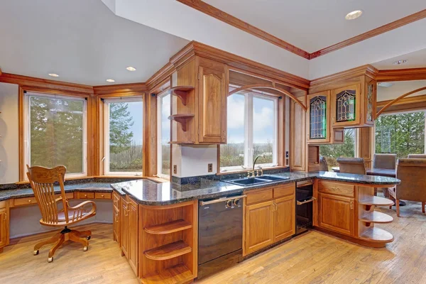Muhteşem ışık konak özellikleri zengin bir mutfak dolu. — Stok fotoğraf