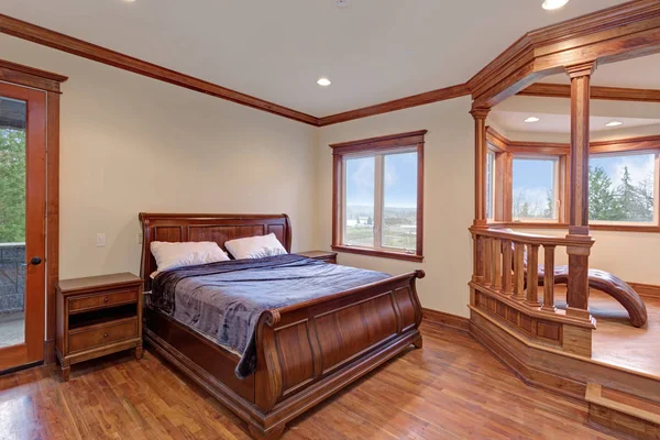 Hermoso interior del dormitorio de la mansión con cama de trineo — Foto de Stock