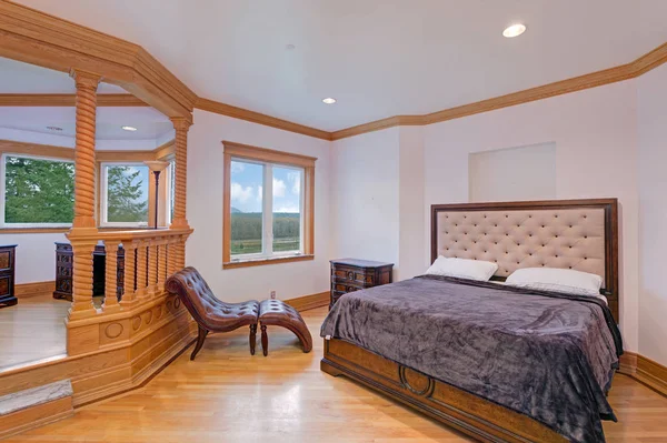 Hermoso interior del dormitorio de la mansión con cama de lujo — Foto de Stock