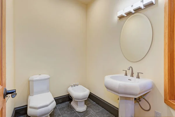 Nuevo baño interior con bidet — Foto de Stock