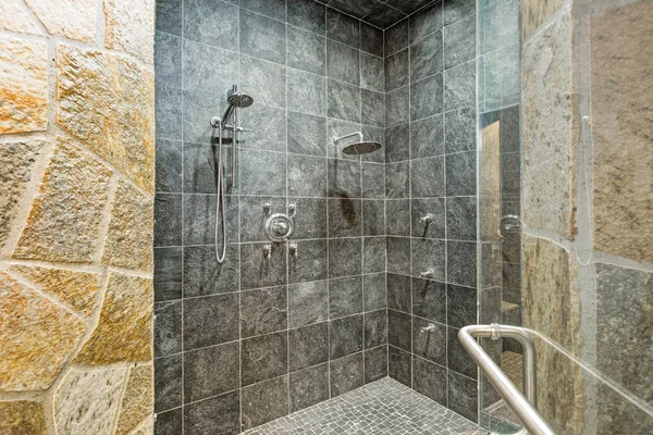 Lujosa mansión a ras de suelo ducha con paredes de baldosas cuadradas negras — Foto de Stock