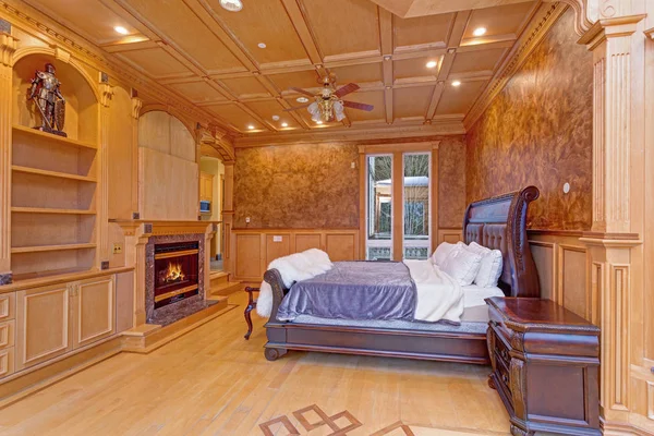 Acogedora mansión dormitorio con un techo artesonado de madera rústica — Foto de Stock