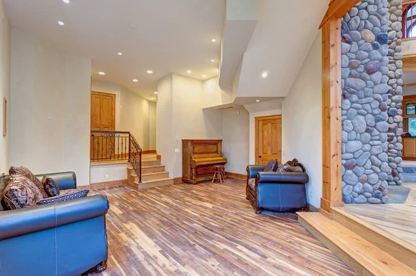 Interior lorong rumah dengan lantai kayu campuran — Stok Foto