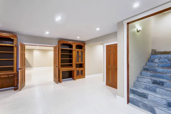 Spacious empty basement area with custom built bookcases. — Stock Photo, Image