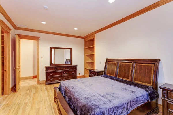 Acogedor dormitorio mansión con un piso de madera dura luz — Foto de Stock