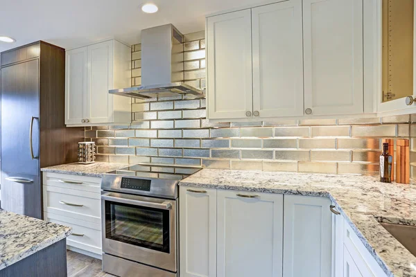Diseño moderno de cocina blanca con pared posterior de plata —  Fotos de Stock