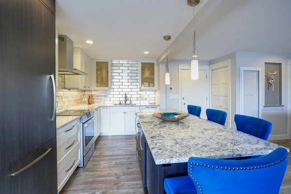 Moderní kuchyň pokoj v byt doma — Stock fotografie