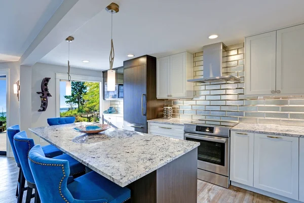 Modern kitchen room in a condo home — Stock Photo, Image