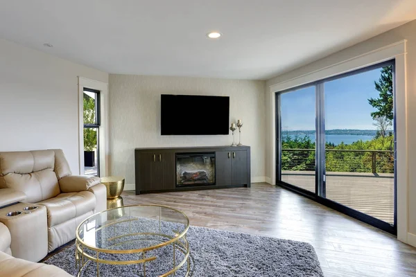 Lovely family room with exit to a nice deck — Stock Photo, Image