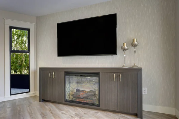 Preciosa habitación familiar con detalle de TV y chimenea — Foto de Stock
