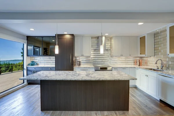 Moderní kuchyň pokoj v byt doma — Stock fotografie