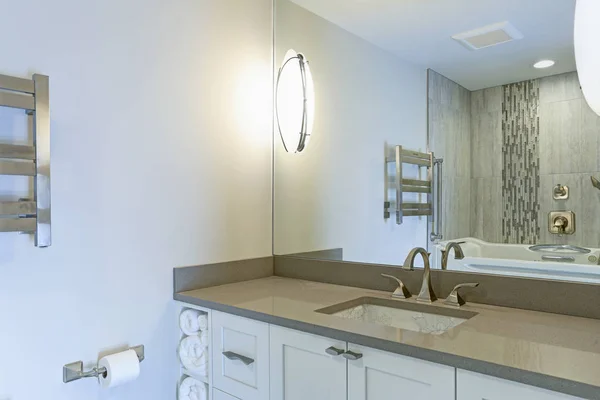 Interior del cuarto de baño moderno cuenta con impresión china fregadero bajo mostrador — Foto de Stock