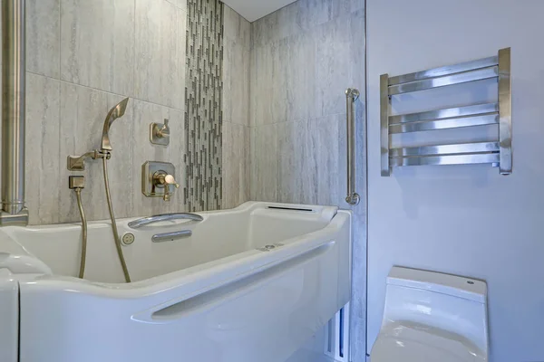 Diseño de baño contemporáneo con jacuzzi Walk-in Bañera — Foto de Stock