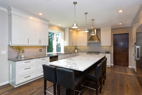 Hermoso diseño de cocina en blanco y negro . — Foto de Stock