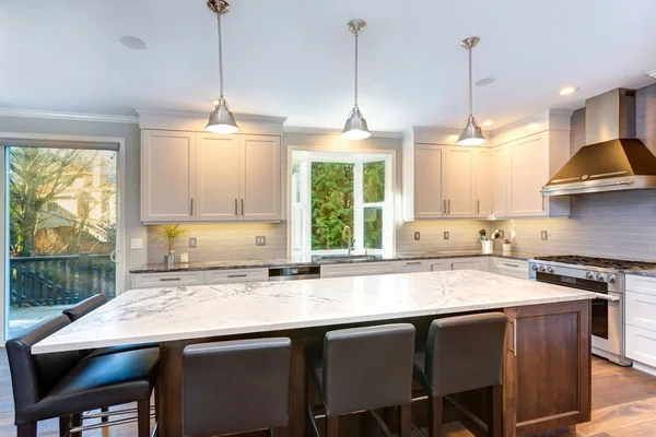 Hermoso diseño de cocina en blanco y negro . — Foto de Stock