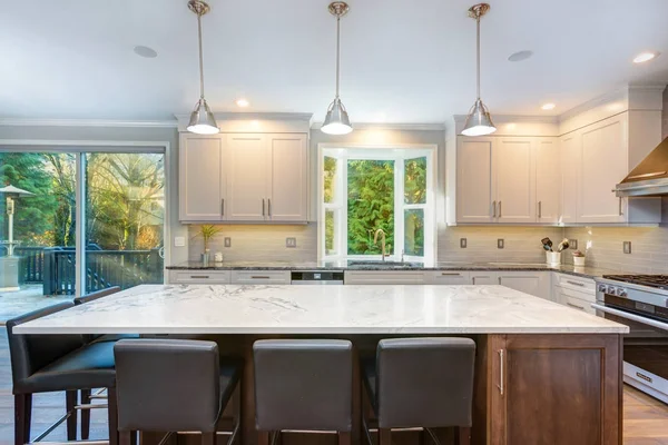 Hermoso diseño de cocina en blanco y negro . — Foto de Stock