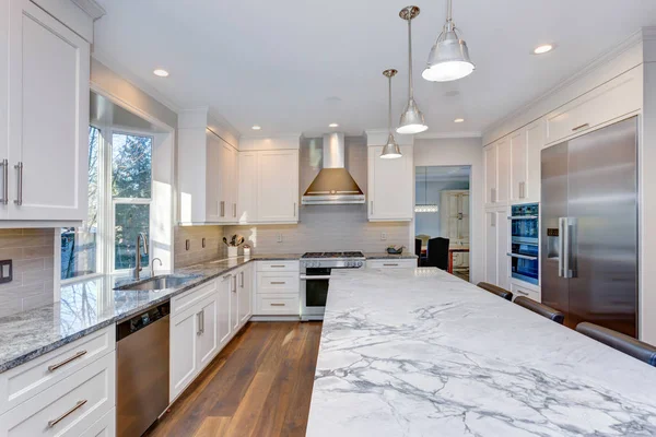 Schöne weiße Küche Design. — Stockfoto