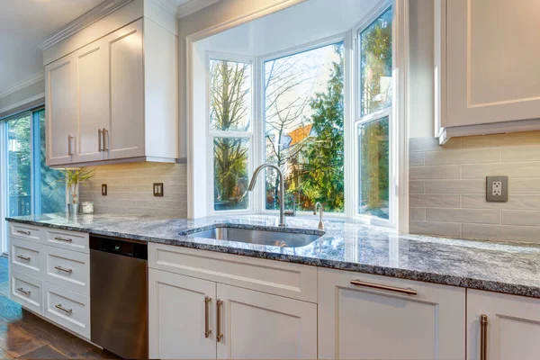 Schöne weiße Küche Design. — Stockfoto