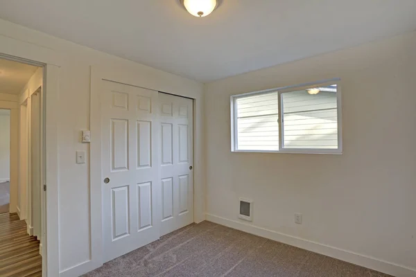 Interior de la habitación vacía con armario empotrado y suelo de alfombra . — Foto de Stock