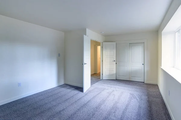 Interior de la habitación vacía con paredes blancas y suelo de alfombra . — Foto de Stock