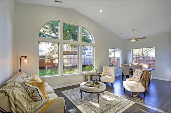 Habitación familiar llena de sol en tonos beige suaves . — Foto de Stock