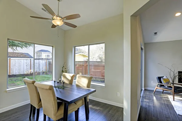 Comedor interior con vista al patio trasero . — Foto de Stock