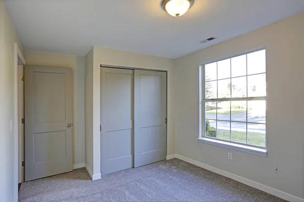 Пустой интерьер комнаты с бежевыми стенами и ковер от стены до стены . — стоковое фото