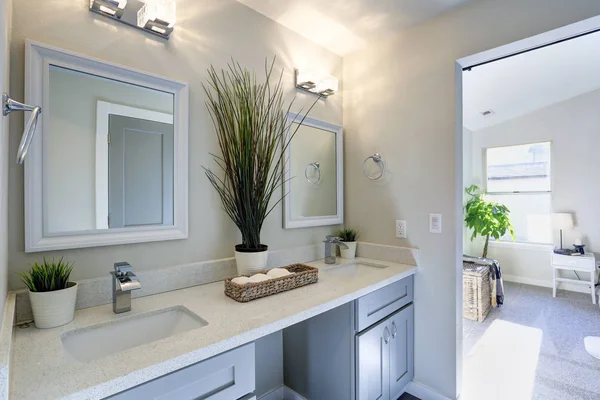 Warm and clean bathroom with grey double vanity cabinet — Stock Photo, Image